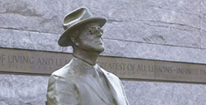Statue of FDR at the Franklin Delano Roosevelt Memorial, Washington D.C. by artist Robert Graham